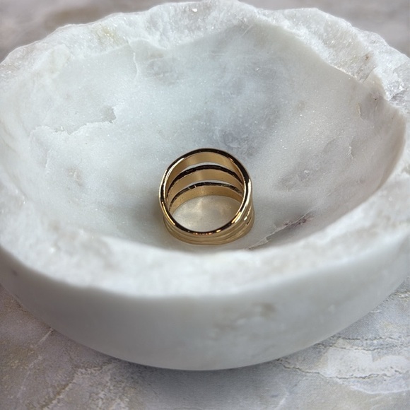 Elegant Gold-Tone Women's Ring - Picture 2 of 6